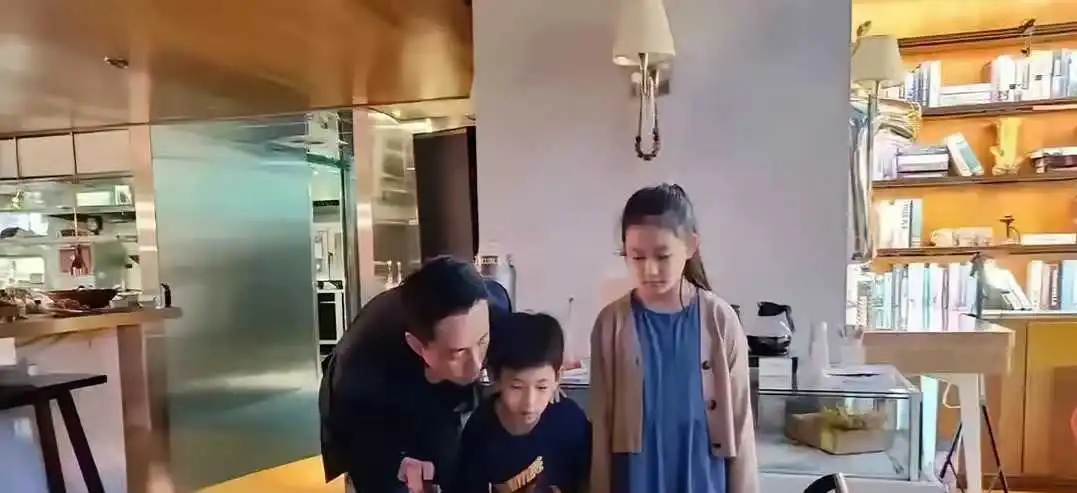 汪小菲接娃回京，30箱行李亮了！