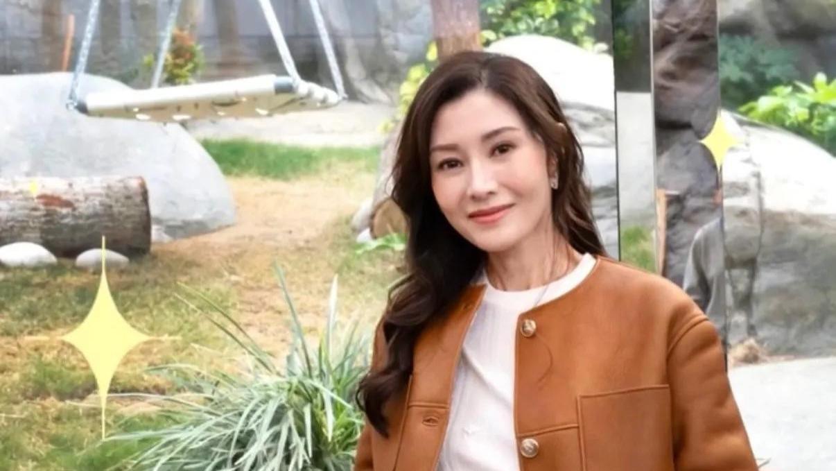 54岁李嘉欣探萌宝，冻龄美貌惊艳全场，幕后故事令人好奇？