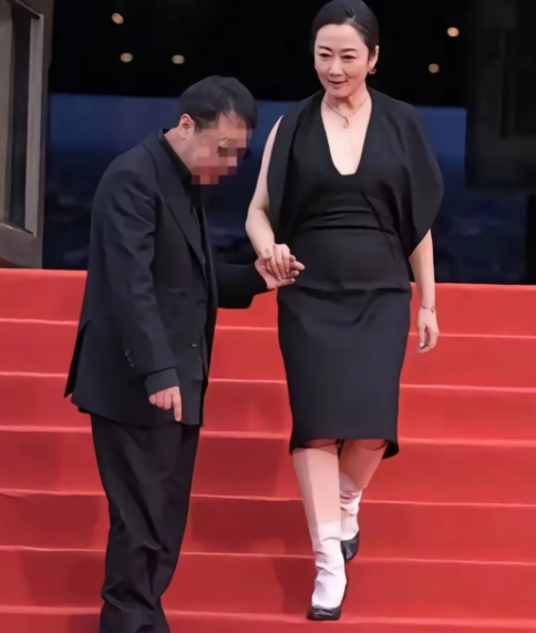 国际影后赵涛为维持美貌，传闻 20 年不吃晚饭且未生育。
可已过不惑之年的她，外