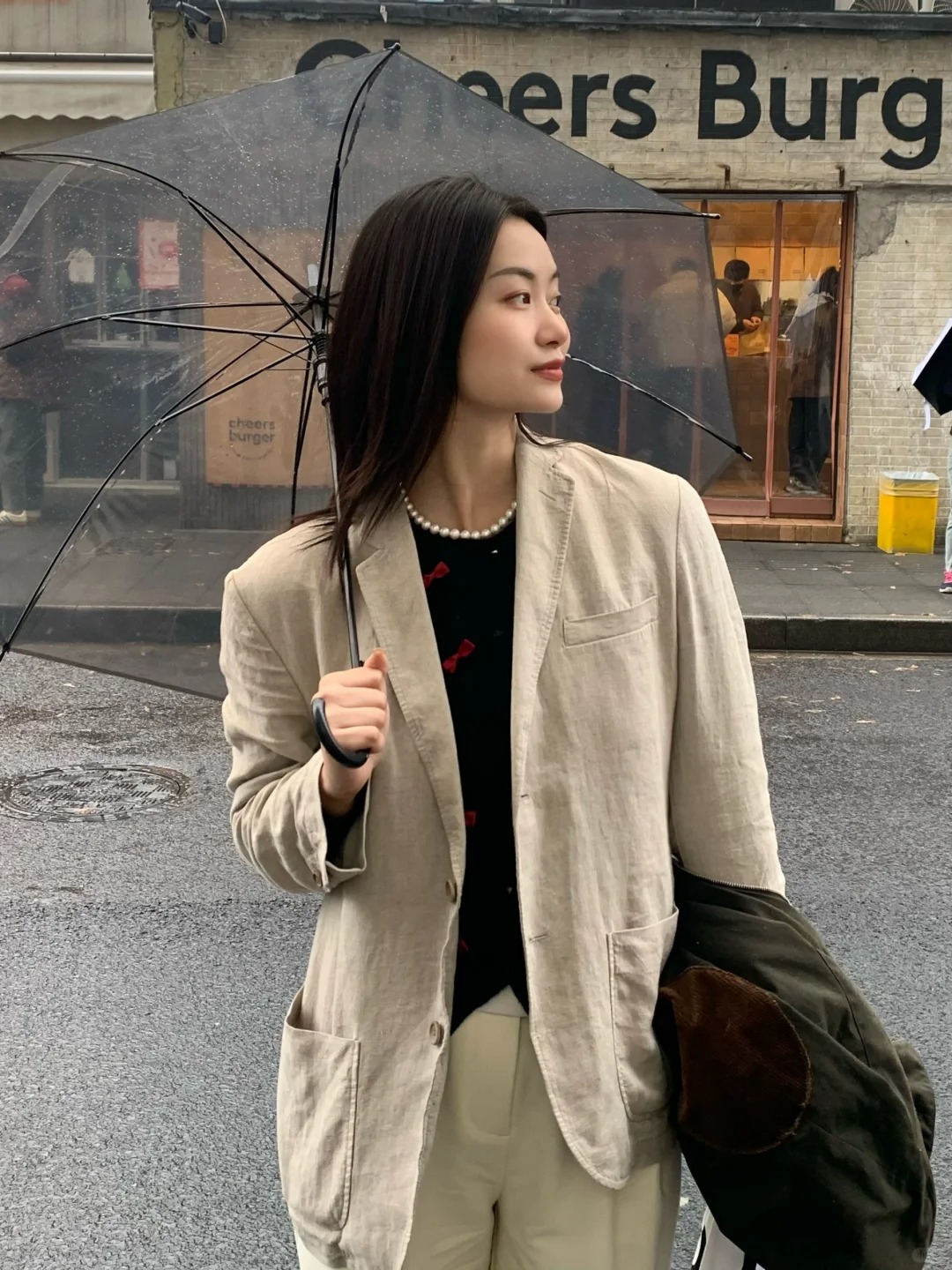 我说是知识分子乱搭风
今天是
小蝴蝶结搭男士外套～ 混搭一番更有惊喜