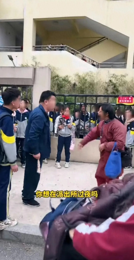 “太过分了！”江西景德镇，一老奶奶在学校附近卖糖葫芦时，叫价5元一串。可一男子却