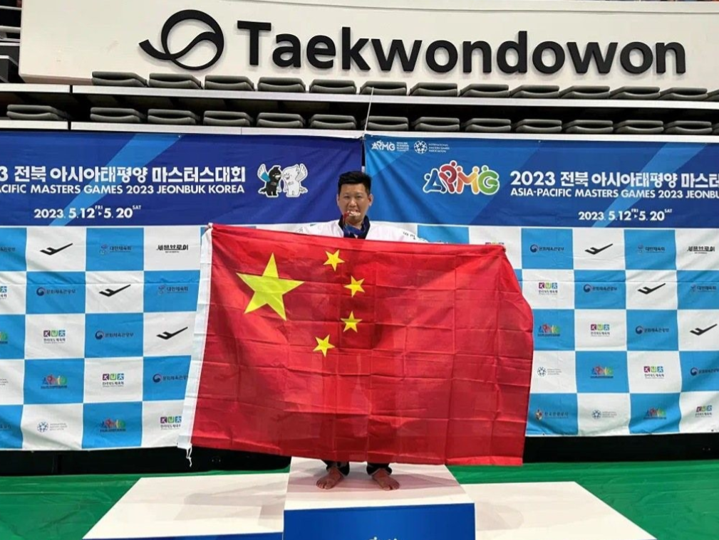拥有“大陆身份证”的岛内爱国人士，被民进党销户！曾高举五星红旗！