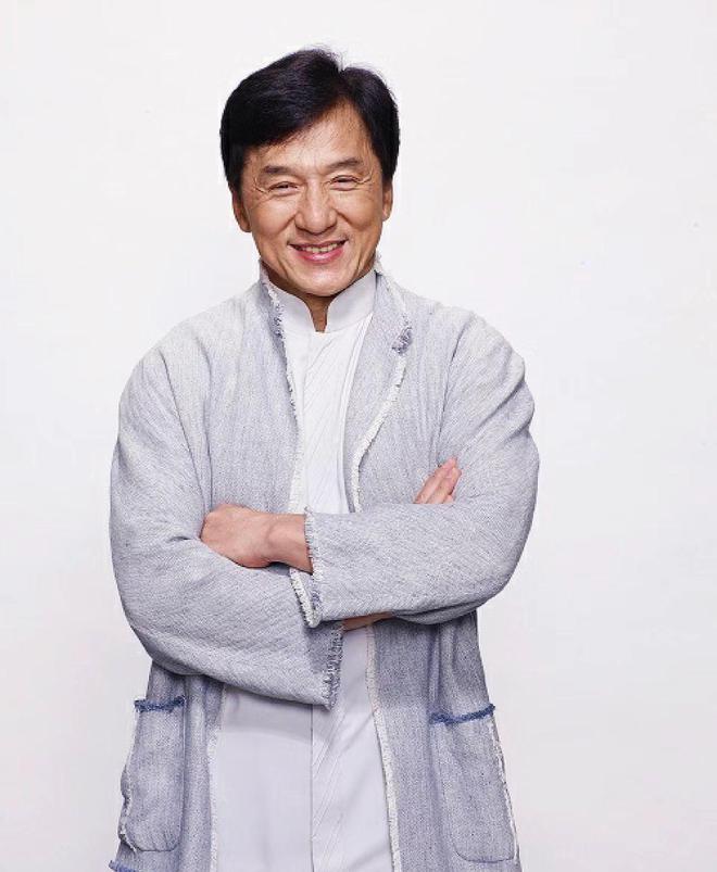 成龙：功夫巨星的传奇人生与家国情怀