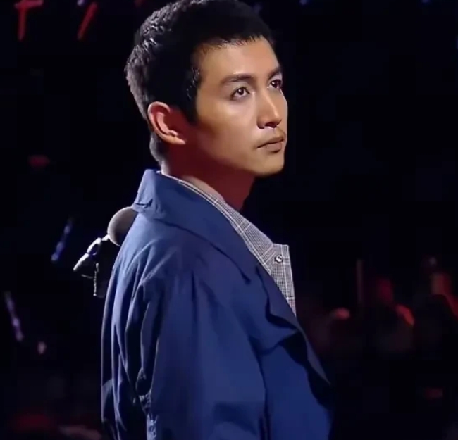 还记得陈晓当初的这个表情吗？
节目组给他准备了惊喜，连线陈妍希，
但陈晓的眼神里