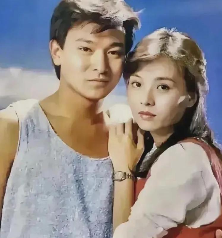 最早看的是刘德华他演的电视剧猎鹰，那真是小帅哥一名，他一直以来都颜值担当，好不好