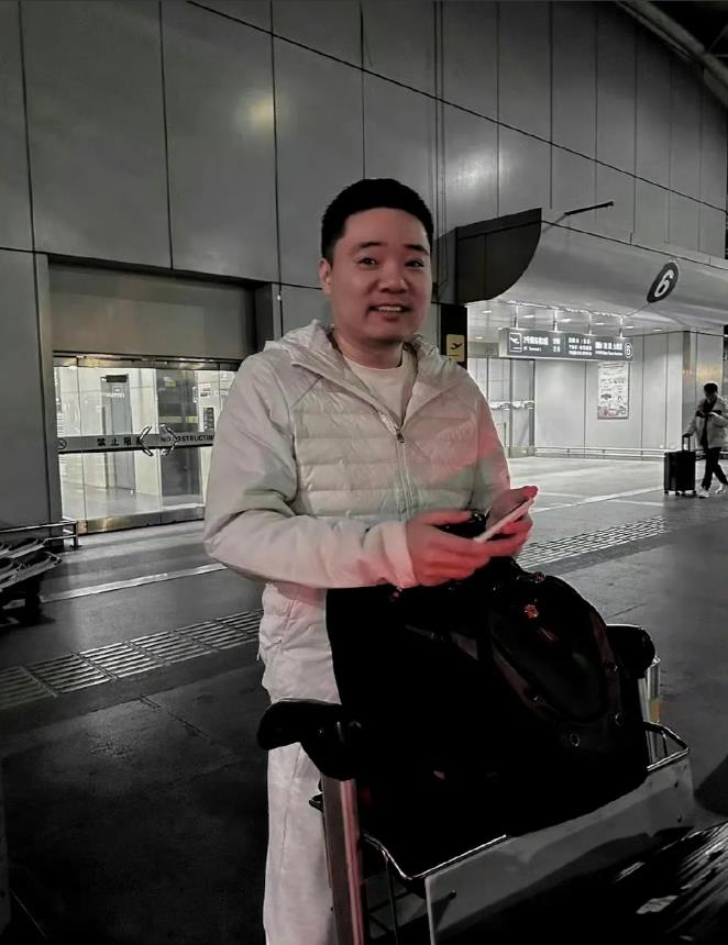 丁俊晖小舅子兼经纪人第一时间更新社媒，亲自护送丁主任前往机场。
刚刚打破冠军荒、