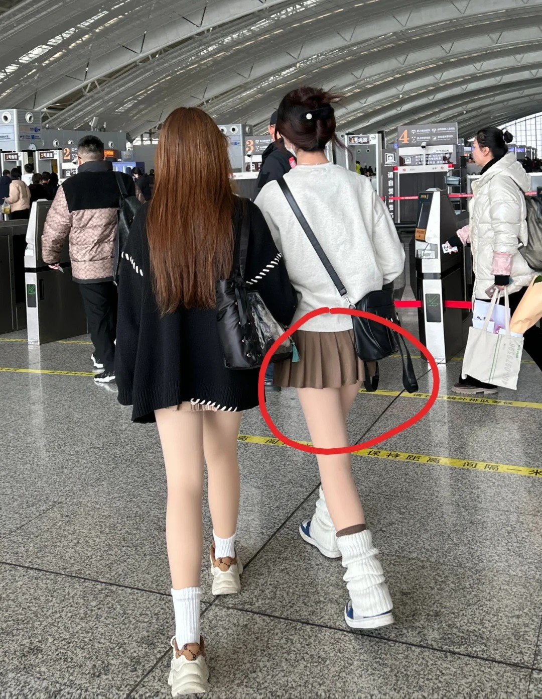 奉劝姐妹们坐高铁还是别穿裙子了
真的很可怕！上车放完行李刚要坐下，旁边一个姐妹就