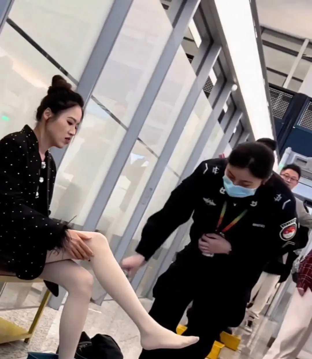 穿长靴的尴尬，每次过安检的时候都会有点麻烦。