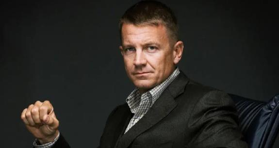 臭名昭著的美国“黑水”雇佣兵公司创始人、老板、前美军“海豹”特种部队军官，美国前