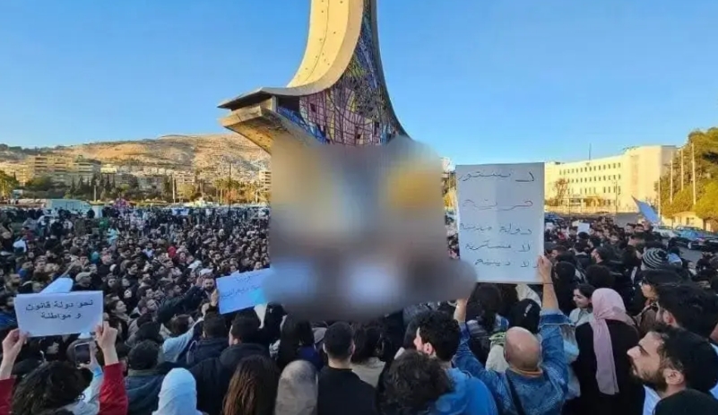 叙利亚人反悔了？万人抗议要朱拉尼下台！

前几天还欢呼，如今却喊下台！叙利亚人怀