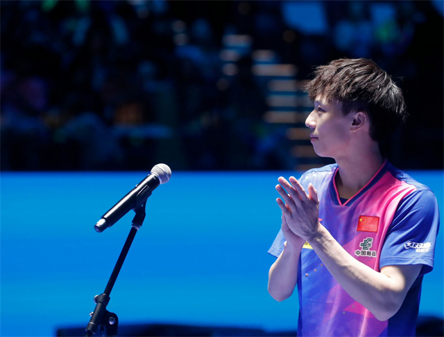 2024澳门乒乓球男子世界杯，男单1/4决赛，林高远4-2战胜队友樊振东晋级四强
