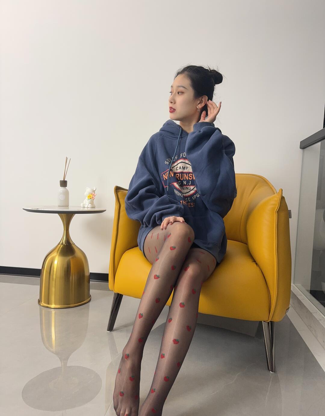 "宅家日常，舒适穿搭，简约又有范儿～"