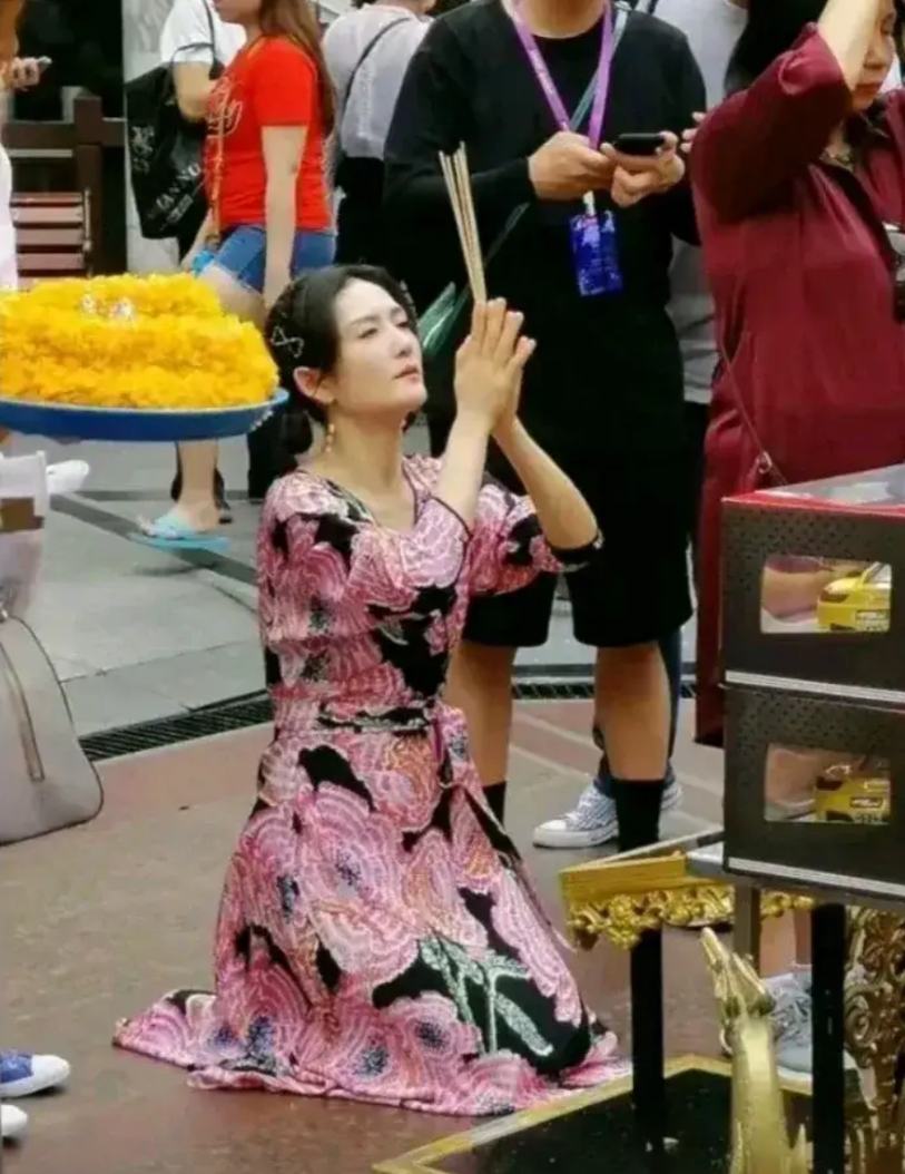 请问她还需要什么？