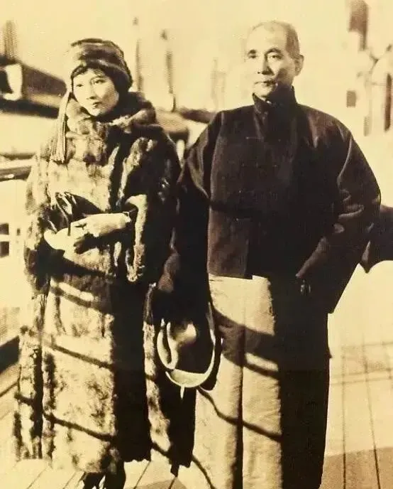 1915年，孙中山给发妻写信：“我爱上了一个志同道合的女子，可她不能做妾，我也离