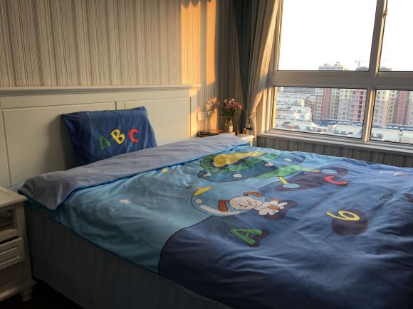 次卧儿子的房间，也花了挺多的心思了，儿童房是实木床，没用榻榻米，孩