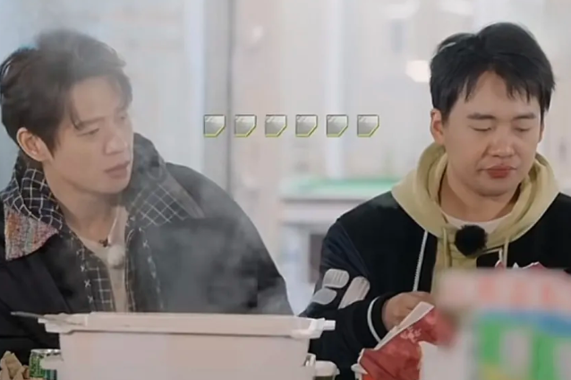 当急性子遇上慢性子，郭麒麟都看不下去了！

郭麒麟用筷子猛戳毛肚袋子却戳不开，毛