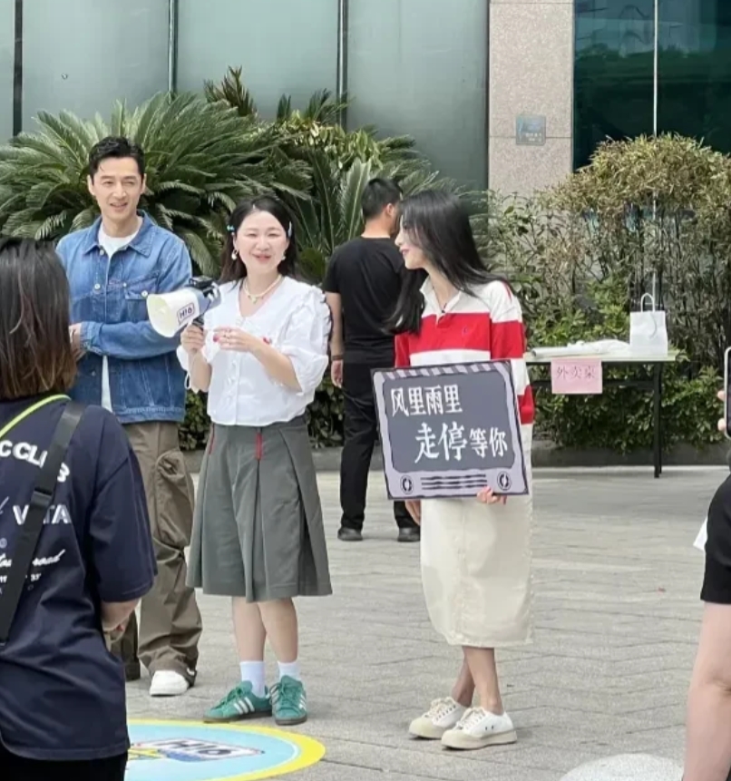 不怪那么多人喜欢她，路人镜头下都美若天仙！