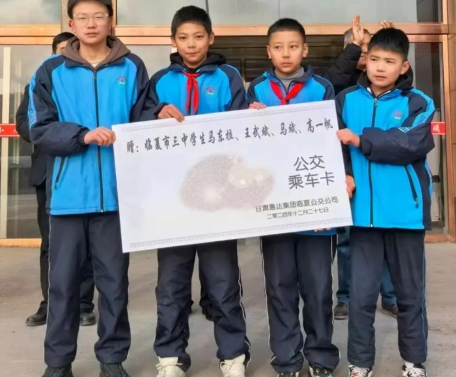 “这4个孩子你们火了！”甘肃，公交车行驶途中突然晃动，司机居然陷入昏迷！万万没想