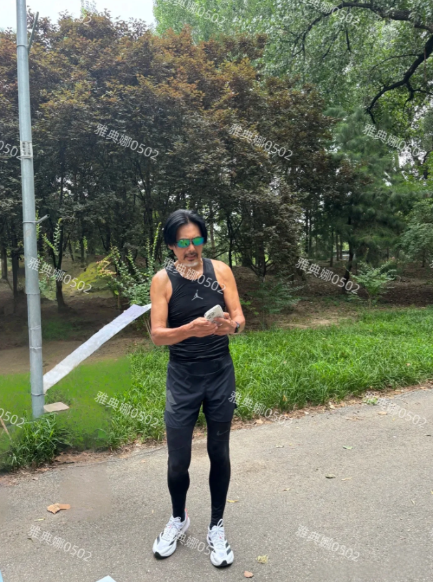 北京朝阳公园跑步偶遇周润发，69岁的发哥身材高大挺拔，肌肉健硕线条流畅，跑步速度