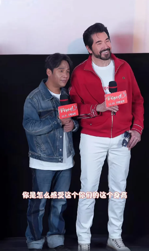 主持人真是不嫌事儿大，问了宋小宝一个最犀利的问题:“你是如何感受这个身高？”
不