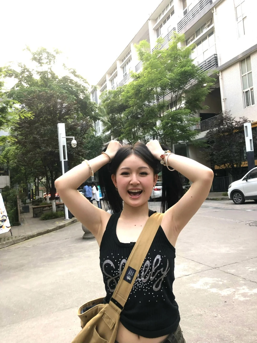 邻家女孩～
戴上眼镜 又变女教师～～