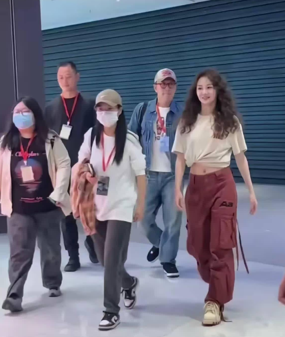 这几天被苗苗的状态杀疯了，都说卷发会显成熟和年纪，但在苗苗这里一点也不成立。
