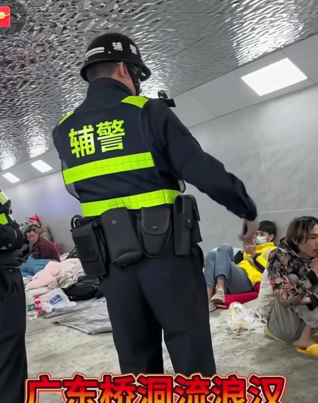 社会观察：年轻人彻底躺平！

广东某桥洞！一群男女席地而睡，连房子都不用租了！