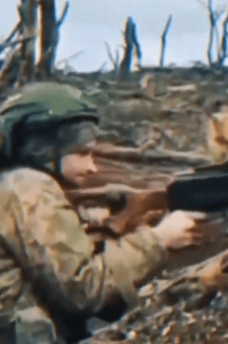 战斗在最前线的乌克兰女机枪手，正在拼命向俄军射击。打得比很多非洲黑叔叔都要好，非