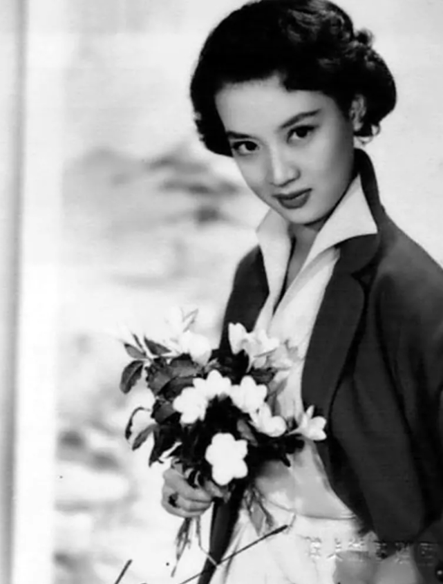 尤敏是在1954年的电影《人鬼恋》之后成名的，当时还获得了东南亚电影节“最美电影