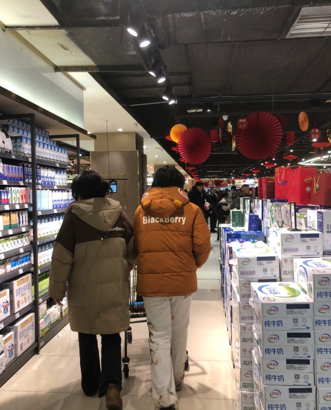 远在国外上班的弟弟发来信息：姐姐，你小侄女明天要坐火车回去了，你要带她们去买点零