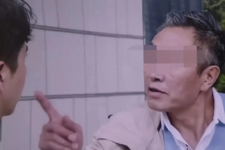 新疆，高学历男子在公共场合被岳父当众辱骂、吐口水、扇脸，忍无可忍和岳父打在一起。