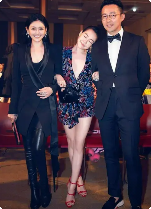 小S当初带着女儿去大S家做客，汪小菲坐那态度冷淡假装玩手机，还时不时的用眼神瞟小