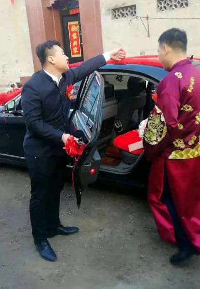 自作自受！新郎满心欢喜地去接新娘，可接到新娘要出门时，新娘的手机响了，新郎苦等了