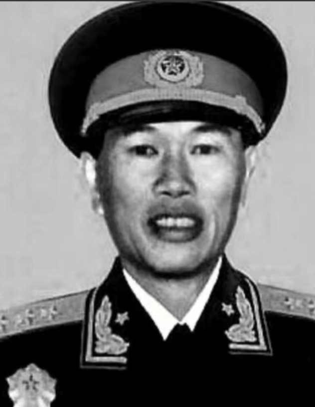 1949年，一名士兵拿着报纸兴奋地跑去找连长，说：“连长，你快看，我父亲上报纸了