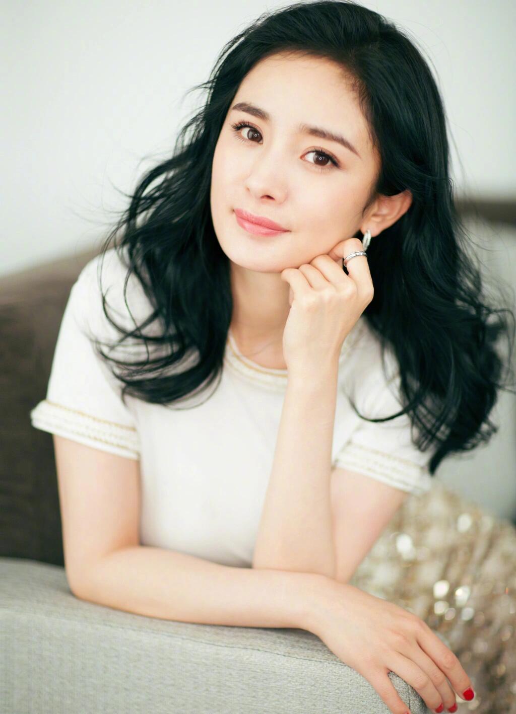 杨幂：闪耀娱乐圈的杰出女演员与慈善使者