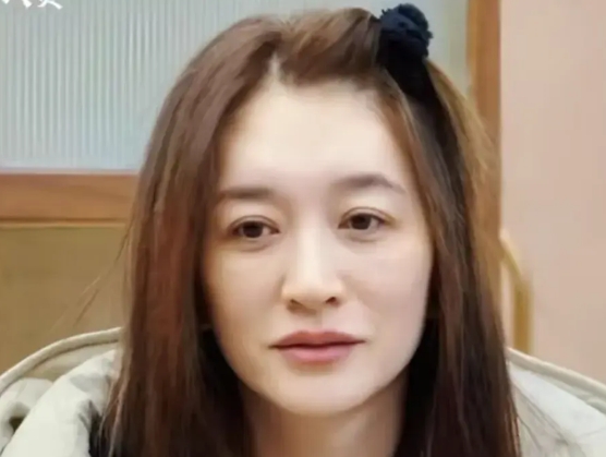 李小冉，卸了妆，根本就没那么年轻，眼角都耷拉了。眼窝深陷，眼 袋明显，法令纹也下