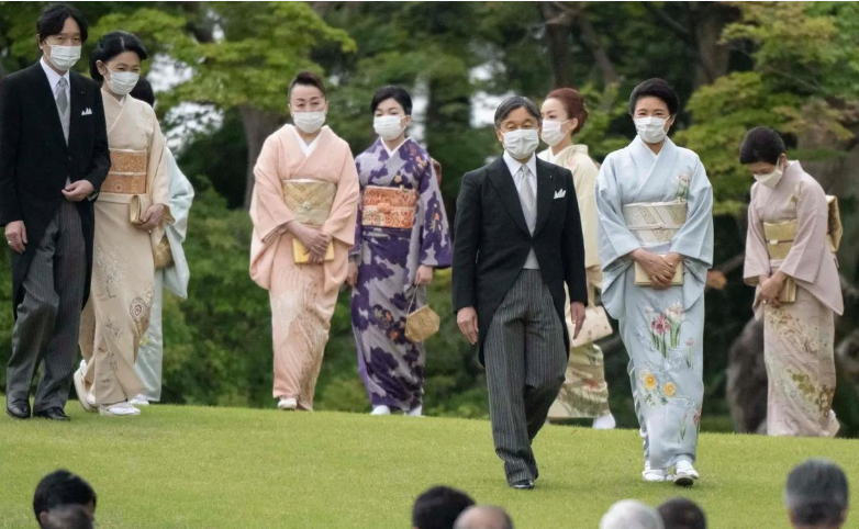 日本皇室的经济状况远不如英国和沙特皇室来得富裕，这直接影响了他们的生活质量。历史