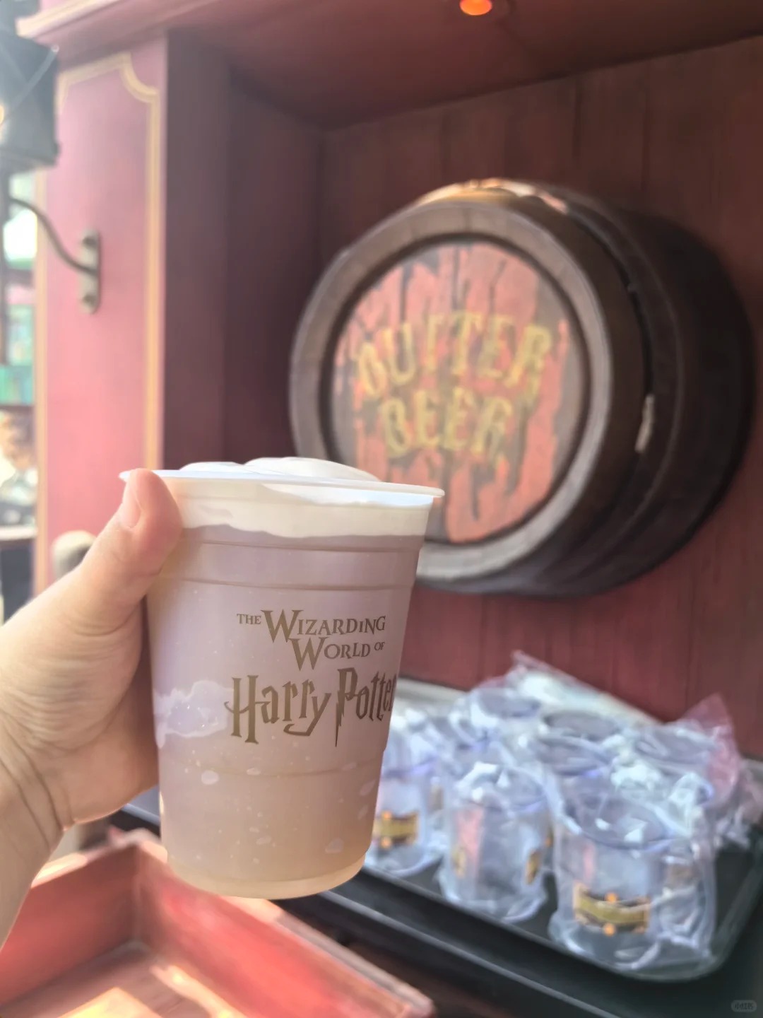 北京环球影城——谁买谁是大冤种！
这杯50块一杯的黄油啤酒🍺
它甚至没有用奶盖