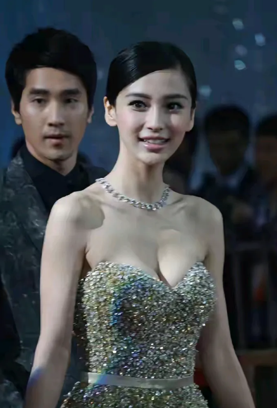 2012年，23岁的Angelababy，那叫一个青春靓丽、曲线傲人，这低胸青黄