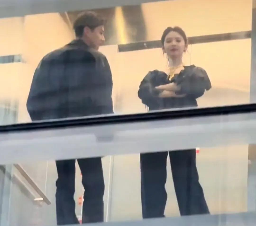 不是他俩谁的粉丝，但是难哄非常好看啊，男帅女美，演技也好，从来没get到过白敬亭