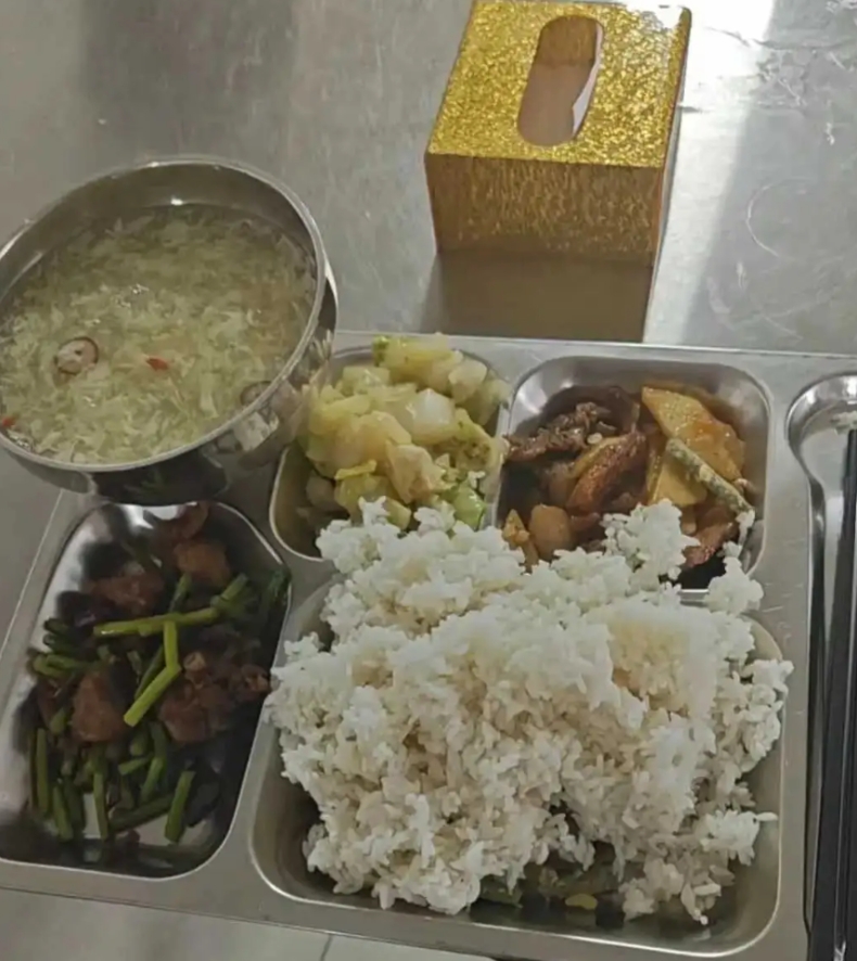 准备会老家创业，在我们小县城开一家小饭店，30元一份，四菜一汤，两荤两素主食不限