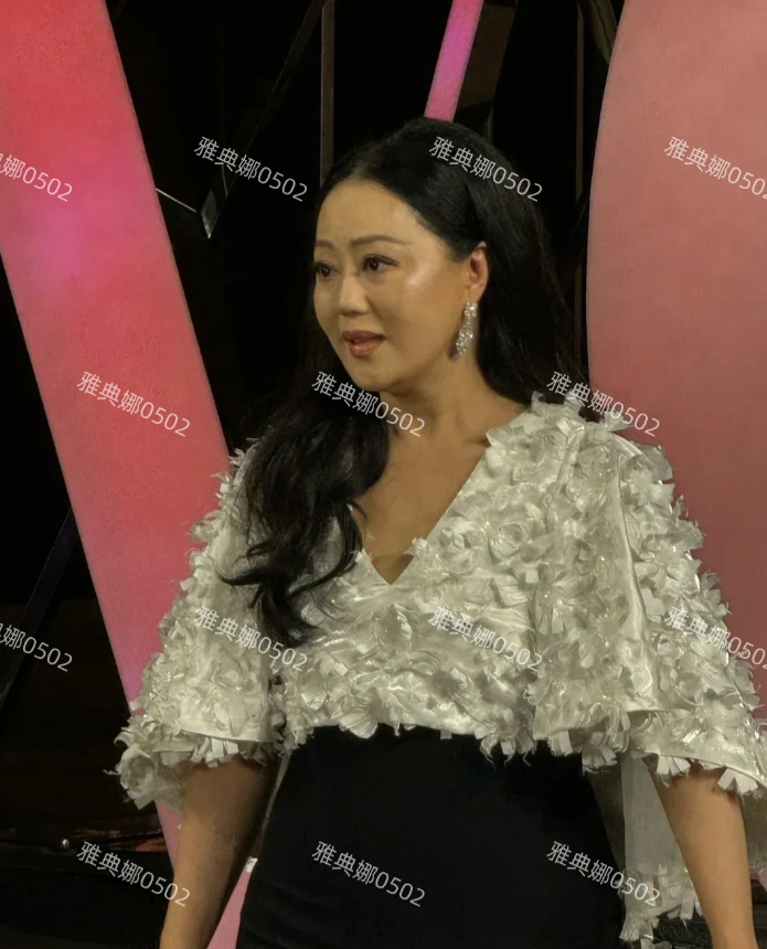 章小蕙生图，本人并没有网上吹得那么年轻美丽有气质!
真人肩宽背厚水桶腰身材很臃肿