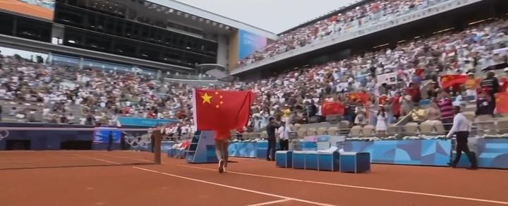现在没人质疑郑钦文是中国女子所有单人项目里，具有商业价值项目的第一人了吧？身披国