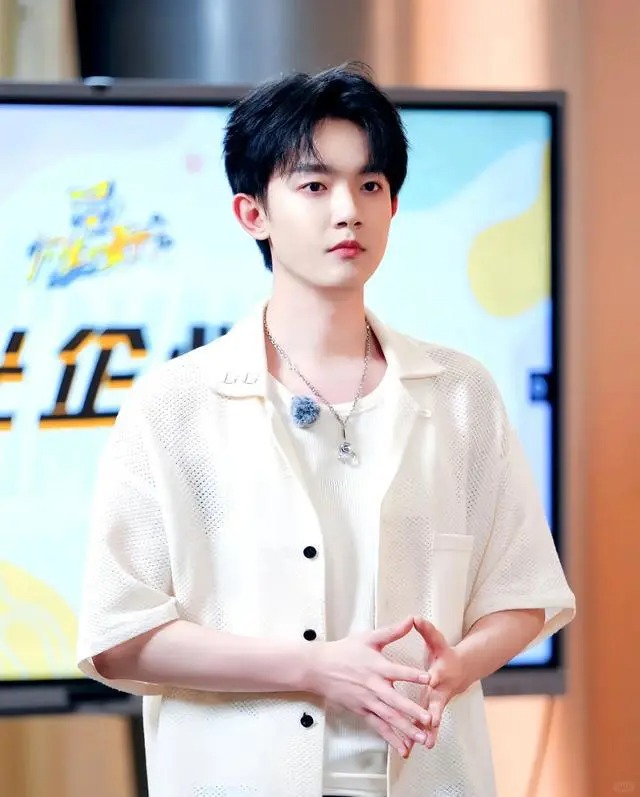 叶璇直播间谈到了李明德是好演员
最近李明德的事件闹得很凶，知名演员叶璇在直播间说