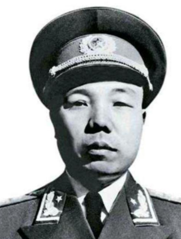 长征途中，一红军干事在筹粮时被土司武装抓走。当萧华前去谈判时，土司放话说：“留下