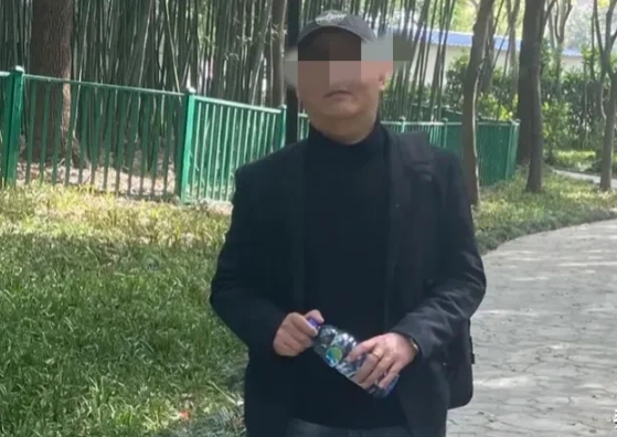 河南郑州，54岁大叔失业后，去面试保洁主管，经理频频向他暗示该送礼，大叔秒懂，于