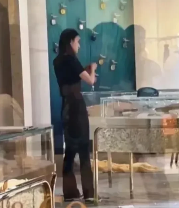 成都太古里蒂芙尼店被砸，这2点应该引起重视：

1、据网友透露，女孩因母亲不给其