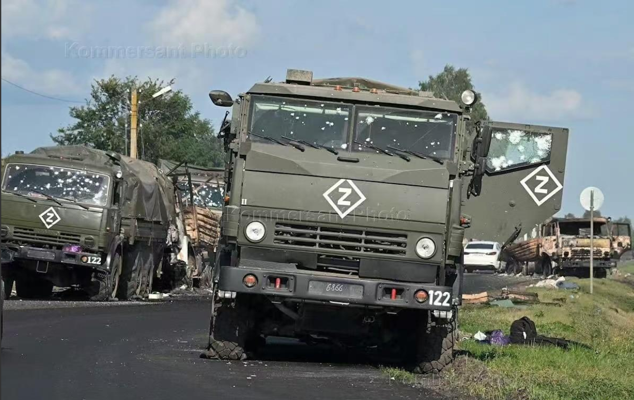 乌克兰坦克装甲集群在取得了局部制空权后入侵库尔斯克地区，让人联想到了八十一年前的