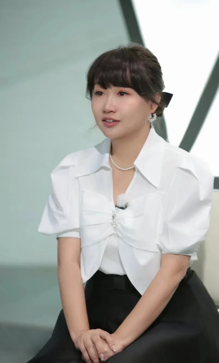 琼瑶和平鑫涛的感情纠葛，背后似乎藏着不为人知的一面。仔细想想，琼瑶像麦琳、傅首尔