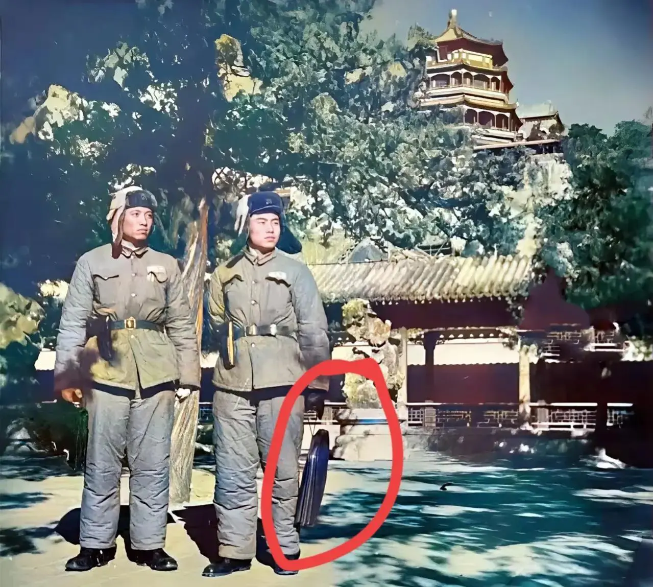 解放军战士后面是手提皮包吗？
